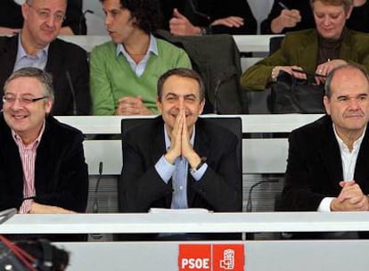 José Luis Rodríguez Zapatero, flanqueado por José Blanco (izquierda) y Manuel Chaves, ayer en el Comité Federal del PSOE.