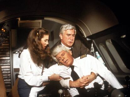 Empiezan los problemas gástricos en el vuelo 209 de la Trans American en la mítica película 'Aterriza como puedas'.