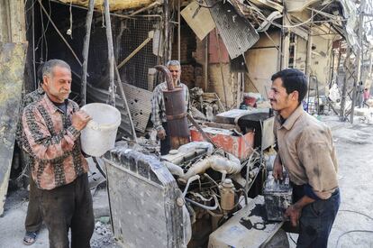 Ciudadanos sirios hacen reparaciones en sus locales y tiendas en Duma, Guta Oriental (Siria).