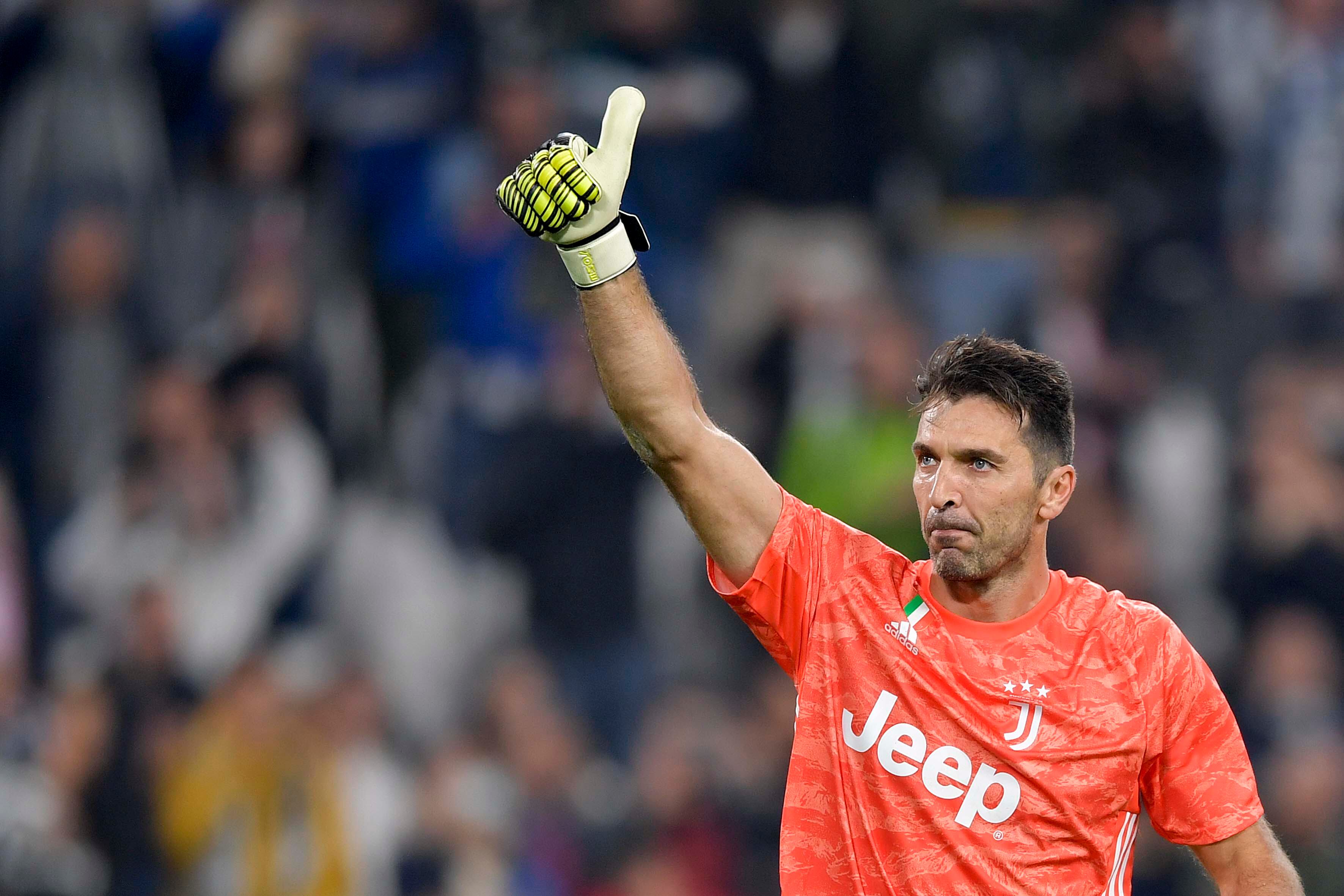 Gianluigi Buffon celebra  la victoria tras el encuentro de la Serie A entre la Juventus y el Bologna FC, en 2019.