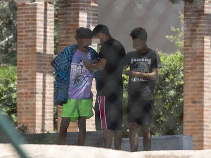 Jóvenes menores de edad en el albergue Batista y Roca del Masnou, el verano pasado.