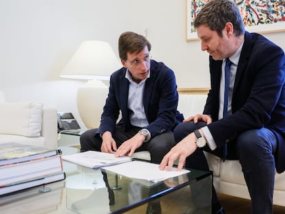 José Luis Martínez-Almeida y el concejal Alberto González, el pasado jueves en el Ayuntamiento de Madrid.