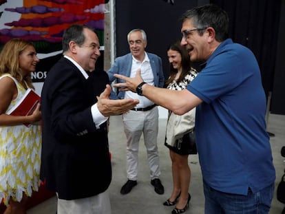 El alcalde de Vigo, Abel Caballero, a la izquierda, conversa con el secretario de Política federal del PSOE, Patxi López. 
 