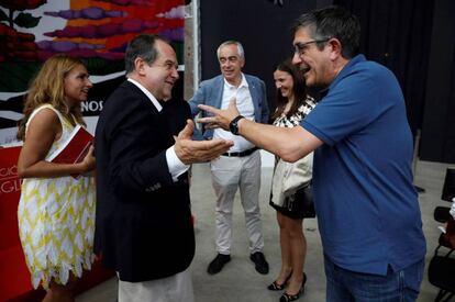 El alcalde de Vigo, Abel Caballero, a la izquierda, conversa con el secretario de Política federal del PSOE, Patxi López.