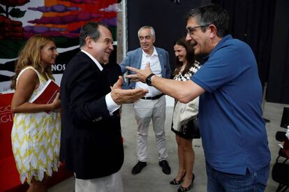 El alcalde de Vigo, Abel Caballero, a la izquierda, conversa con el secretario de Política federal del PSOE, Patxi López. 
 