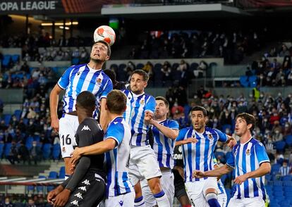 Ander Guevara despeja de cabeza durante el Real Sociedad-Mónaco (1-1) disputado este jueves en el Reale Arena de San Sebastián. REUTERS/Vincent West