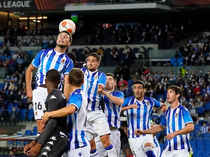 Ander Guevara despeja de cabeza durante el Real Sociedad-Mónaco (1-1) disputado este jueves en el Reale Arena de San Sebastián. REUTERS/Vincent West