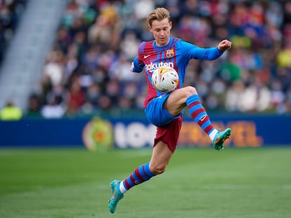 De Jong controla el balón durante el Barça-Elche en marzo pasado.