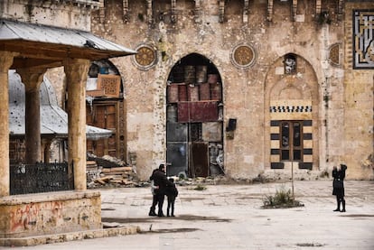 Hamid Kenefati, morador de Aleppo, tira uma foto junto à família na Mesquita de Omeya, depois do fim dos combates.