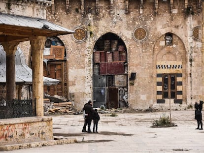 El alepino Hamid Kenefati se fotografía junto a su familia en la Mezquita Omeya de Alepo tras el fin de los combates