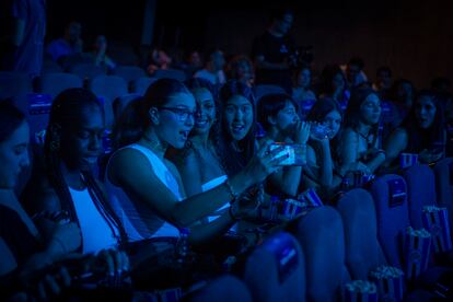 Las 12 protagonistas disfrutan y se hacen fotos durante los prolegómenos de la proyección del documental.