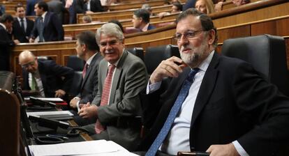 Alfonso Dastis, ministro de Exteriores, y el presidente Mariano Rajoy.