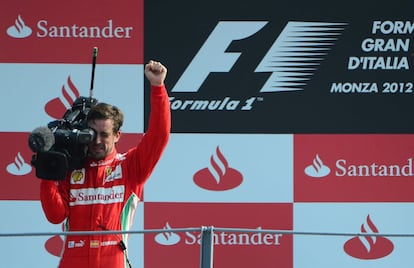 Gran Premio de Italia: Vettel abandona y Alonso concluye tercero ante los seguidores de Ferrari, que celebraron el podio de Monza como si fuese una victoria. Igual que al piloto asturiano.