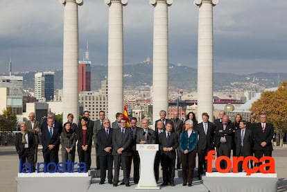 Josep Antoni Duran i Lleida, en el centro, con todos los diputados y senadores de Convergència i Unió elegidos el 20-N.