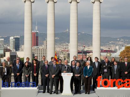 Josep Antoni Duran i Lleida, en el centro, con todos los diputados y senadores de Convergència i Unió elegidos el 20-N.