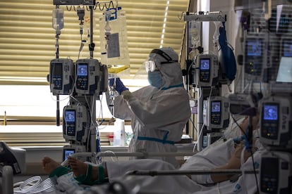 Un paciente de covid, en el hospital Gregorio Marañón de Madrid, el pasado mes de junio.