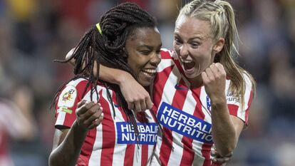 Las jugadoras del Atlético de Madrid Ludmila da Silva y Toni Duggan celebran un gol rojiblanco ante el Manchester City el pasado octubre.