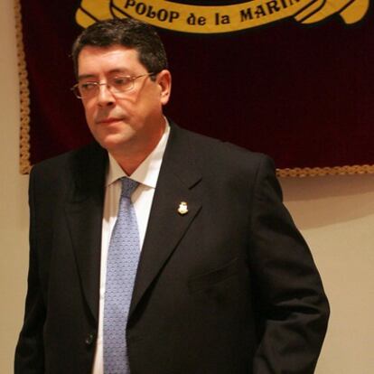 El ex alcalde Juan Cano, encarcelado por el asesinato de su antecesor, en el Ayuntamiento de Polop el año pasado.