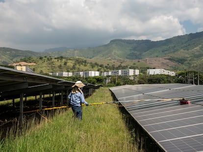 Un trabajador en un parque solar en Colombia, en abril de 2023.