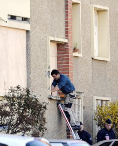 Un carpintero tapia la ventana del piso de Mohamed Merah.