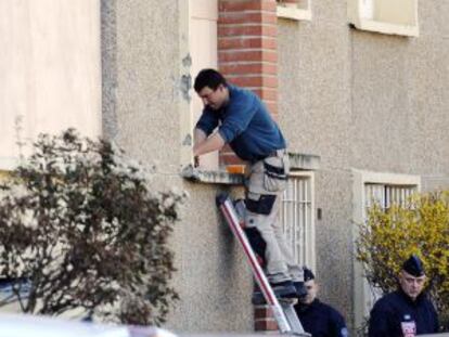 Un carpintero tapia la ventana del piso de Mohamed Merah.