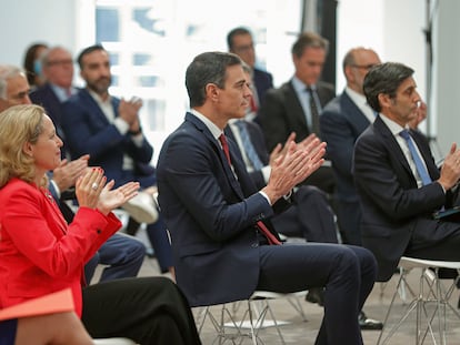 El presidente del Gobierno, Pedro Sánchez, junto a la vicepresidenta económica, Nadia Calviño, en la presentación de la iniciativa España Digital 2025, el 23 de julio en Palacio de la Moncloa, en Madrid.