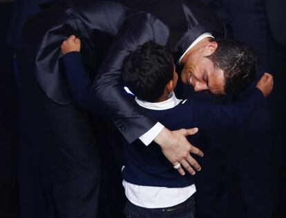 El portugués Cristiano Ronaldo abraza a su hijo tras conseguir el Balón de Oro que otorga la FIFA al mejor futbolista del año 2013, en una gala celebrada en Zurich, Suiza.