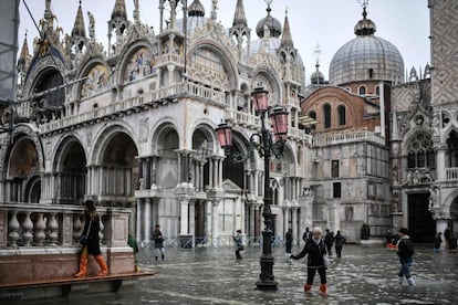 La Plaza de San Marcos inundada después de que subiera la marea el 13 de noviembre en Venecia.