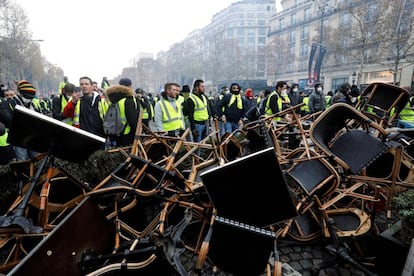 Entre escenas de gran tensión, la policía francesa ha empleado gases lacrimógenos y cañones de agua para dispersarlos en los Campos Elíseos, donde han formado barricadas con las sillas de los cafés.