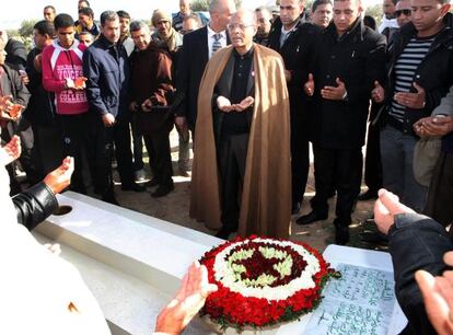 El presidente de Túnez reza ante la tumba de Mohamed Buazizi.