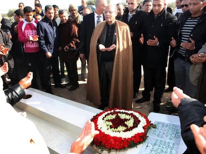 El presidente de Túnez reza ante la tumba de Mohamed Buazizi.