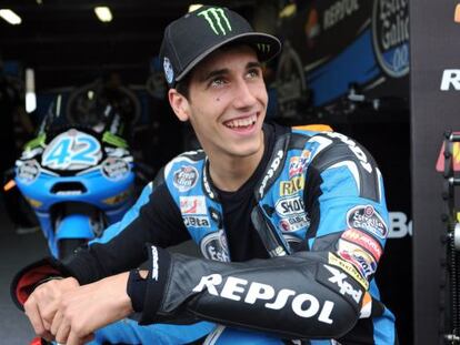 Alex Rins espera para correr en Motegi, Japón.