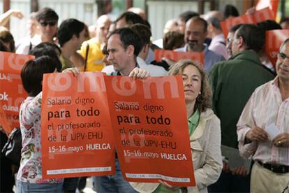 Concentración de profesores a las puertas del Rectorado en el campus de Leioa durante la jornada de huelga de ayer.