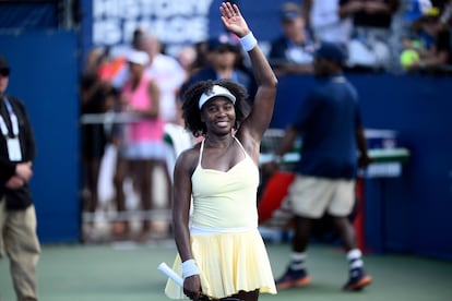 Venus Williams saluda a los asistentes en el partido de este lunes, en Washington.