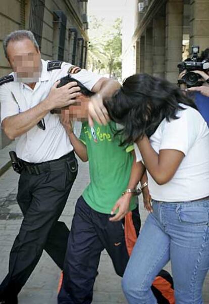 Los dos imputados por el fallecimiento del niño con parálisis cerebral en Sevilla, salen de los juzgados custodiados por la policía tras prestar declaración esta mañana.