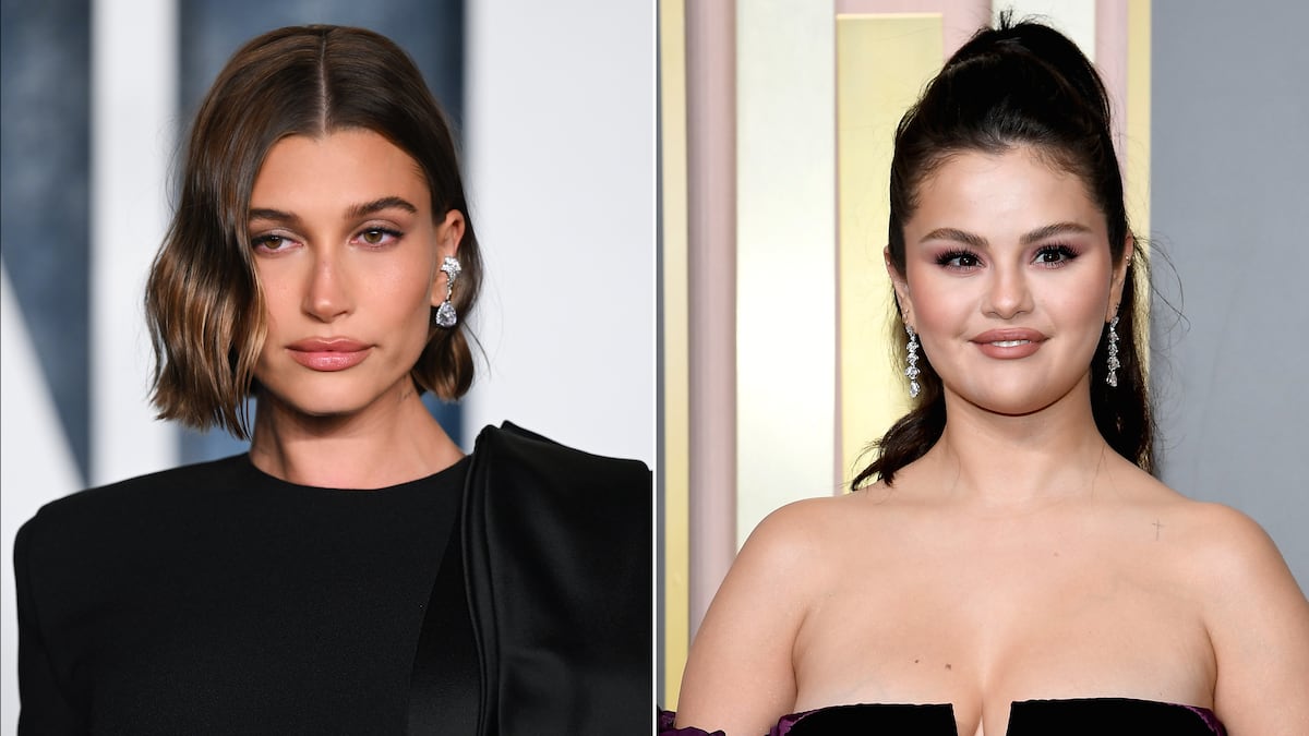 Selena Gomez defiende por primera vez a Hailey Bieber, amenazada de muerte:  “Nadie debería recibir odio. Que todo esto pare” | Gente | EL PAÍS