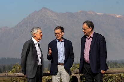 Jerome Powell, presidente de la Reserva Federal de Estados Unidos; Tiff Macklem, gobernador del Banco de Canadá, y Andrew Bailey, gobernador del Banco de Inglaterra, este viernes en el simposio de Jackson Hole en Moran (Wyoming).