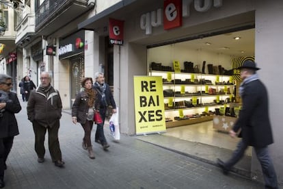 Una sabateria amb el cartell de rebaixes a la porta, aquest diumenge a Gràcia.