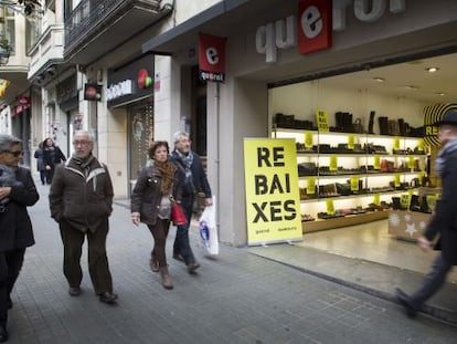 Una sabateria amb el cartell de rebaixes a la porta, aquest diumenge a Gràcia.