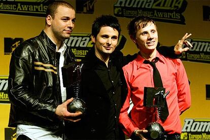 El grupo britnico Muse ha sido reconocido con el galardn que los se?ala como los mejores dentro de los alternativos. Los cuatro integrantes posan con su premio MTV.