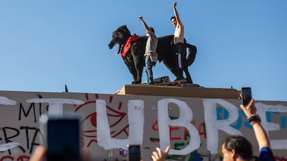 Manifestantes con una representación gigante del perro Negro Matapacos, el 18 de octubre de 2021 en Santiago.