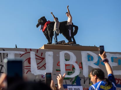Manifestantes con una representación gigante del perro Negro Matapacos, el 18 de octubre de 2021 en Santiago.