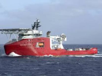 Imagen facilitada por el Deparmento australiano de Defensa que muestra al buque Ocean Shield en el Océano Índico durante la búsqueda del vuelo de Malaysia Airlines MH370 desaparecido desde un mes.