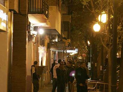 Ambiente nocturno en la calle de Juan Llorens de Valencia.
