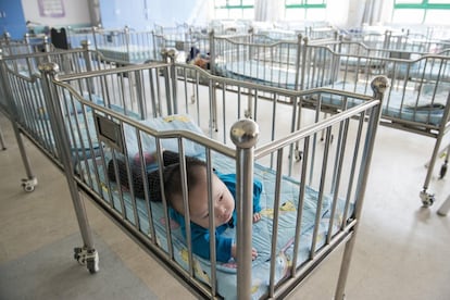 Un bebé en dentro una cuna de un orfanato a finales de diciembre pasado.