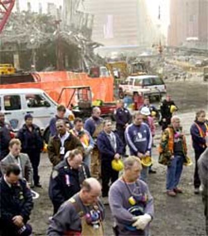 Los equipos de rescate guardan un minuto de silencio en Nueva York, un mes después del 11 de septiembre.