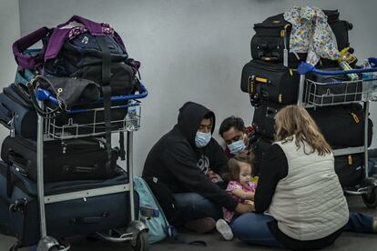 Decenas de pasajeros han esperado por horas recostados en el piso la resolución de Aeroméxico por las cancelaciones de su vuelo.