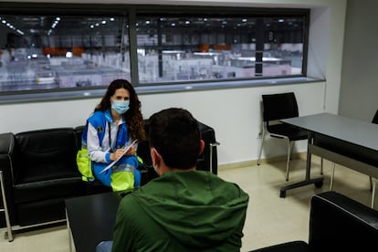 Una psicóloga clínica de apoyo a pacientes y familiares, en el hospital temporal levantado durante la primera ola en Ifema, el pasado abril. 