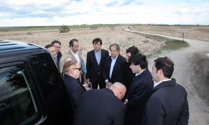 Sheldon Adelson (gafas de sol) durante su visita a los terrenos de Alcorcón