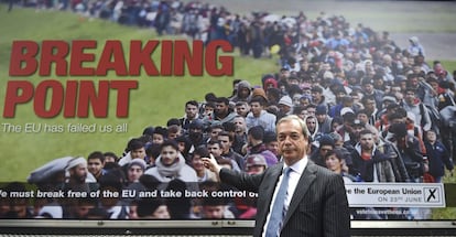 Uno de los motivos que llevó a Cameron a convocar el referéndum sobre la permanencia en la UE fue el auge que estaba experimentando el Partido de la Independencia del Reino Unido (UKIP), la formación antieuropea de Nigel Farage. En la imagen, Farage posa para los medios durante un acto de campaña a favor del Brexit en Londres, el 16 de junio de 2016.